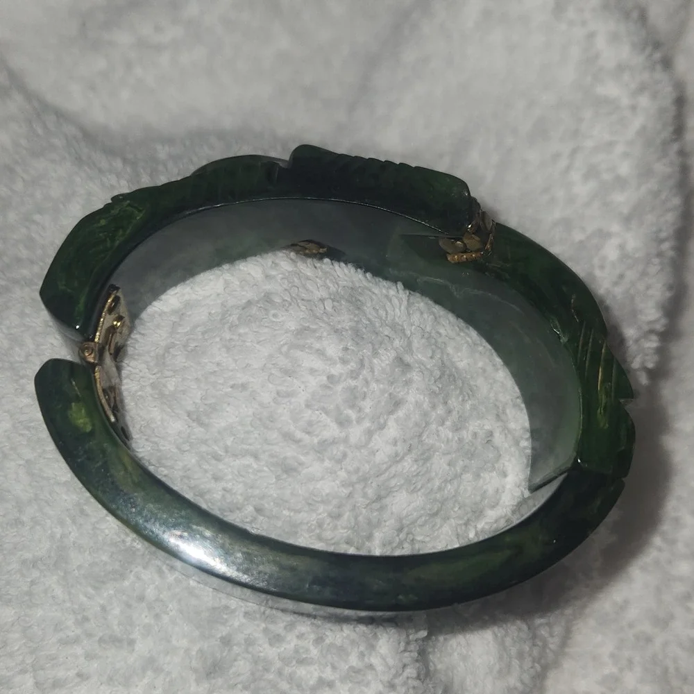 Vintage Green Marbled Bakelite Clamper Bracelet‎ Carved Art Deco Hinged Bangle